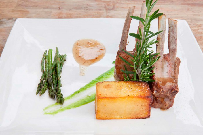 Costolette di agnello grigliate con asparagi