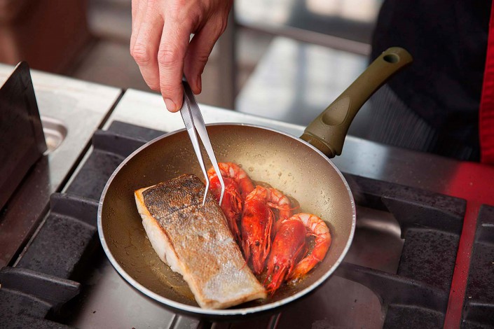 Il filetto di pesce e i rossi gamberi