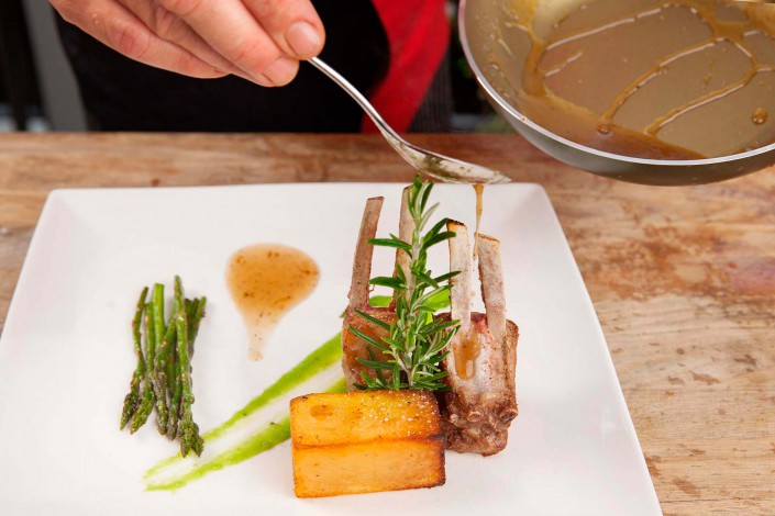 Ultimi dettagli di un piatto gourmet